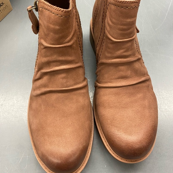 New Clarks hearth dove - tan nubuck leather booties - ankle boots - 10 - Picture 2 of 9